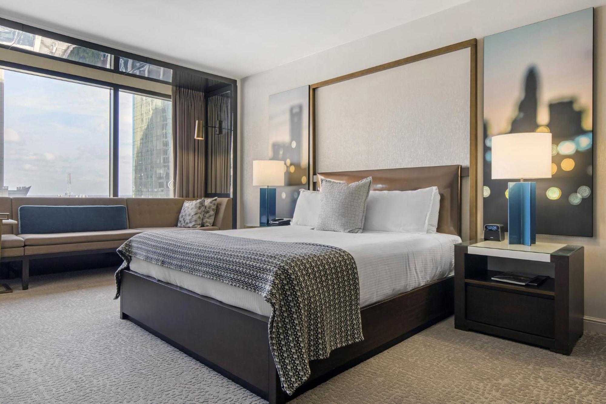 Club Signature Room 1 King Bed,1275797170:JPEG