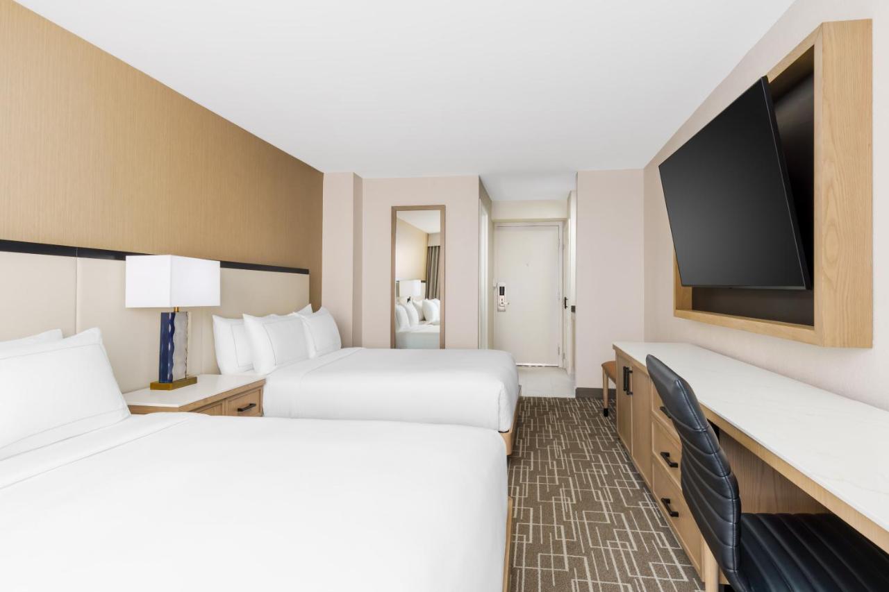 Double Room with Two Double Beds - Mobility Access Tub/Non-Smoking
