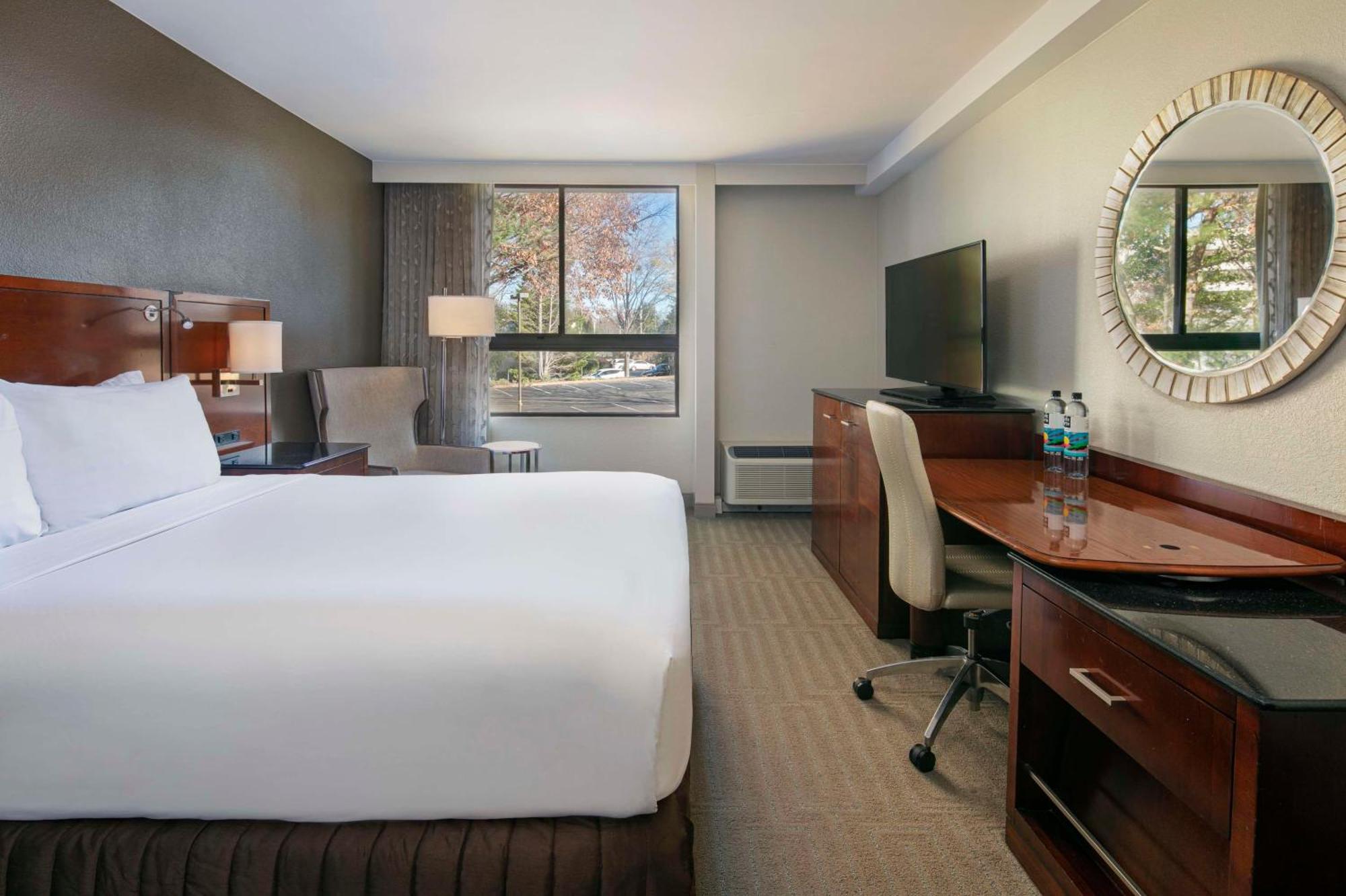 Deluxe Queen Room with Tub - Mobility/Hearing Accessible,1597556151:JPEG