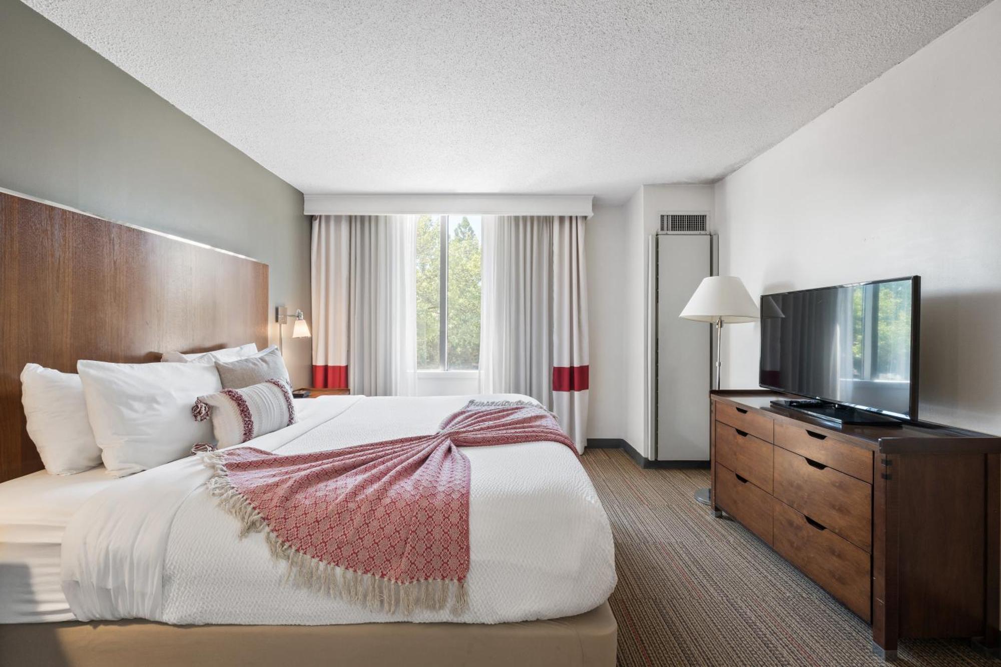 Deluxe King Suite