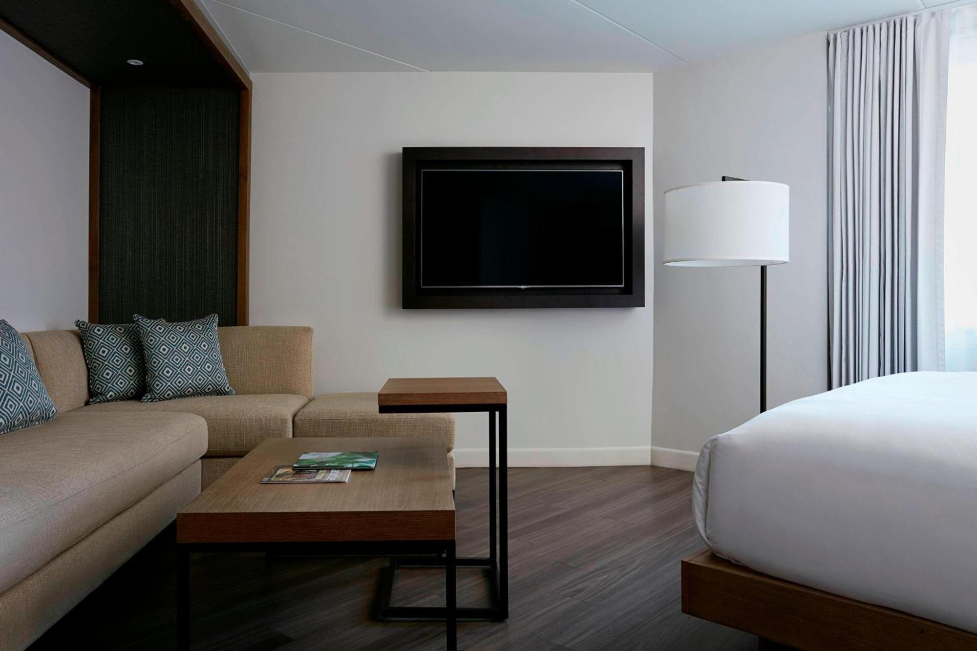 Corner King Larger Guest room 1 King Corner room