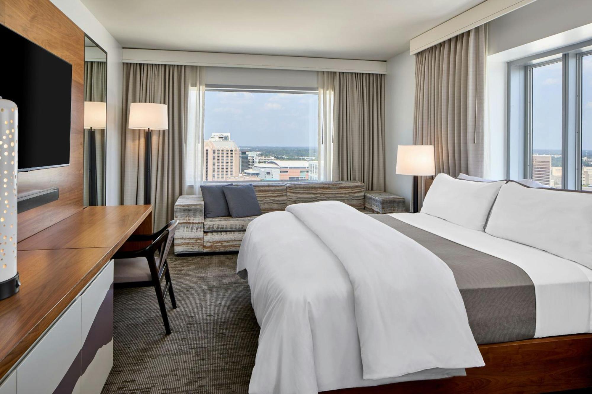 Larger Guest room 1 King City view Corner room