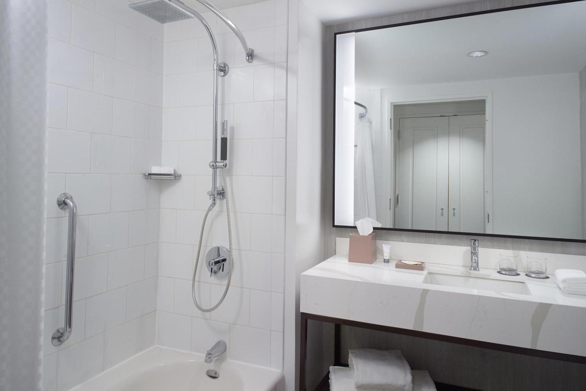Larger Guest room 1 King City view Corner room
