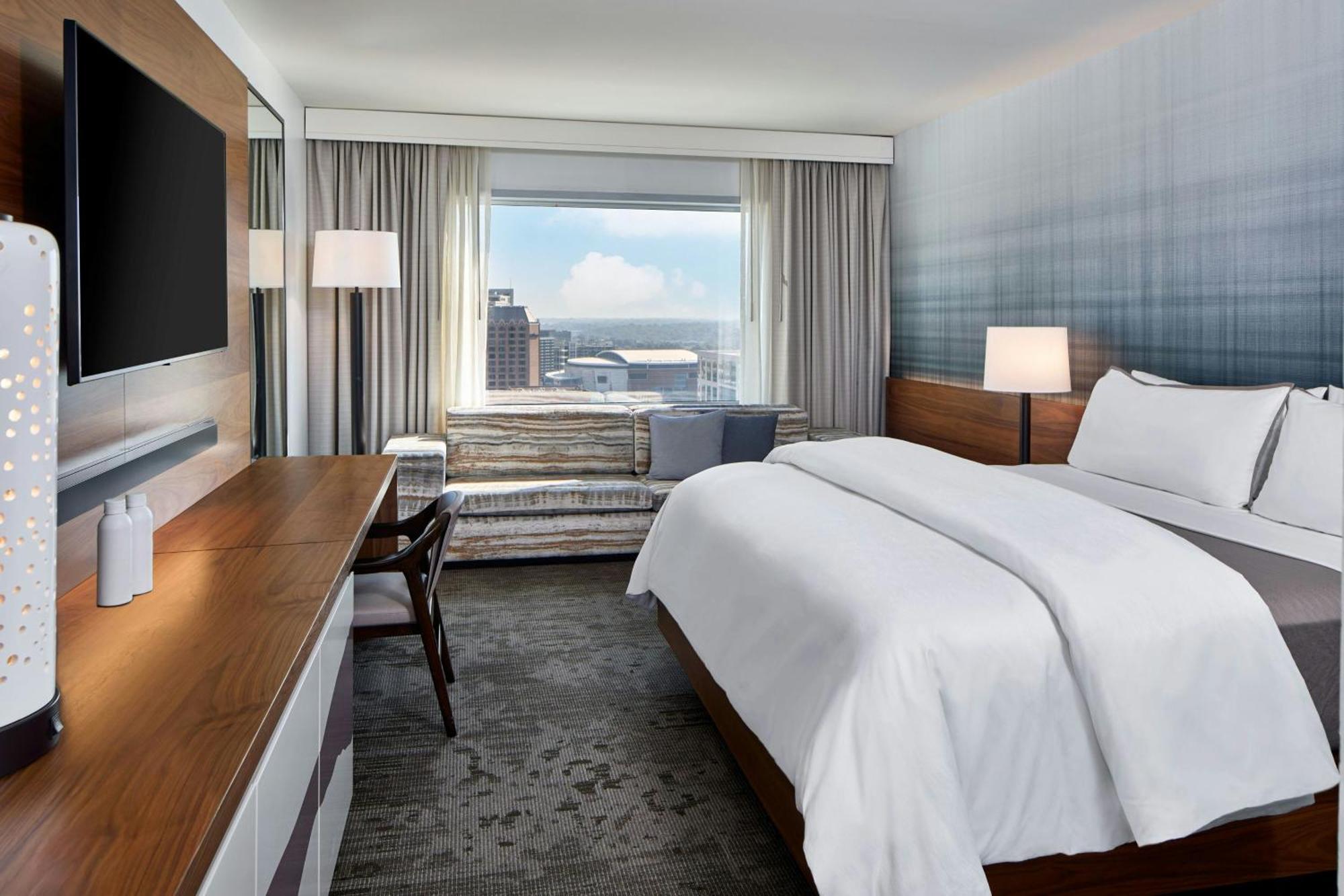 Larger Guest room 1 King City view Corner room