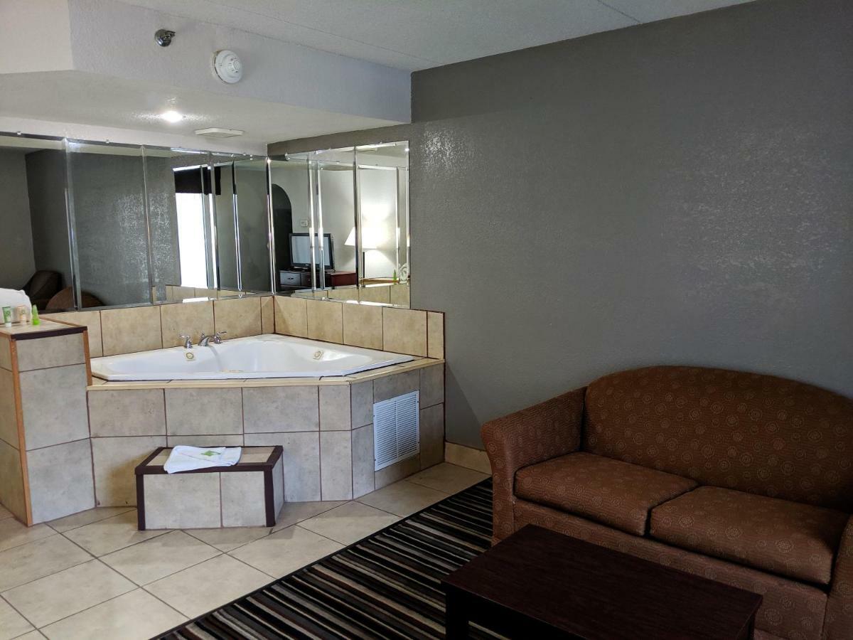 Deluxe King Suite - Non-Smoking,800285928:JPEG