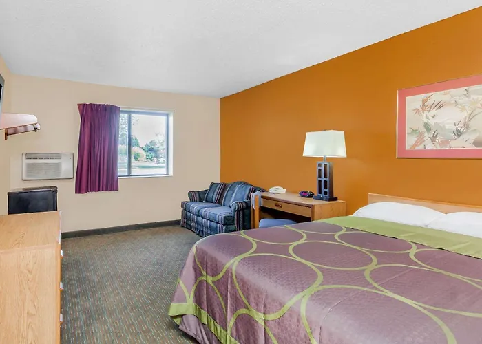 Super 8 By Wyndham Charlotte/Amusement Park Area Hotel